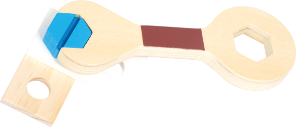 Close-up da chave inglesa de madeira com um parafuso de brincar de cor azul encaixado na extremidade.