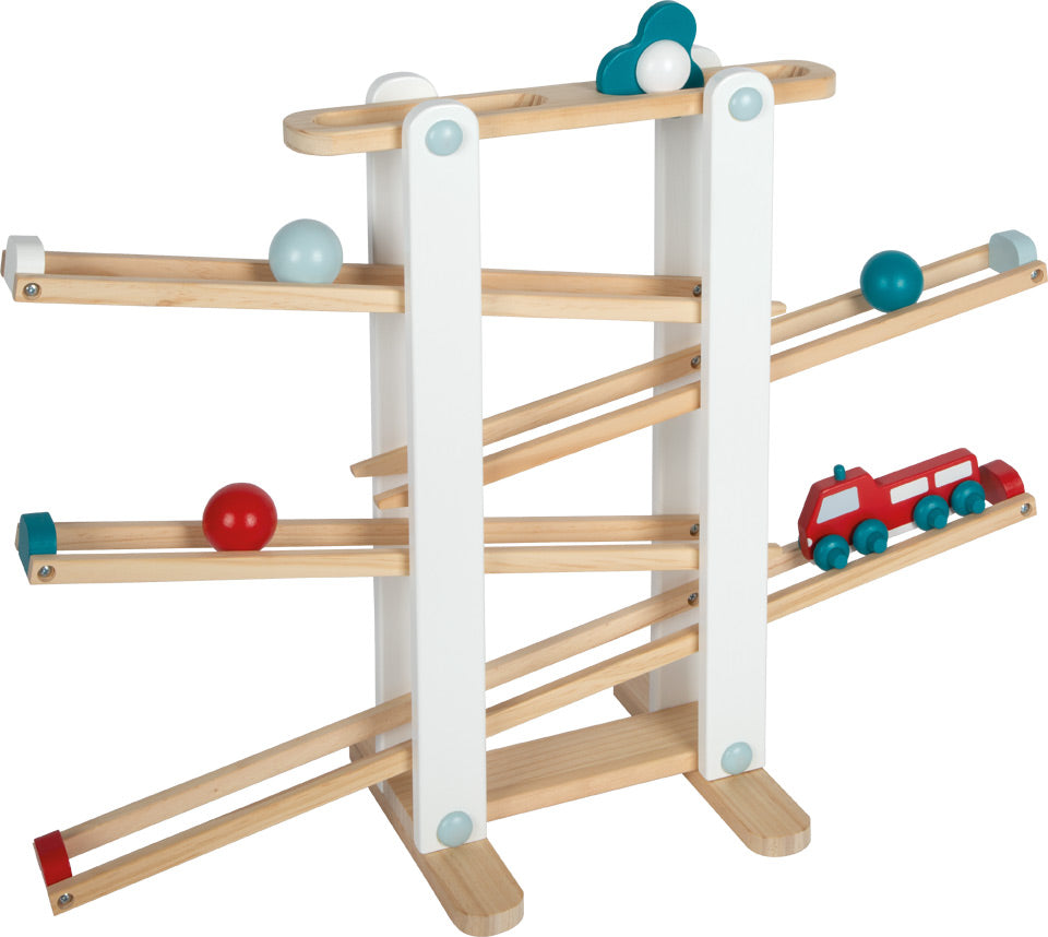 Circuito de bolas de madeira small foot com camião dos bombeiros, vista frontal completa mostrando as rampas, bolas e o camião a descer.  Brinquedo educativo para desenvolvimento motor.