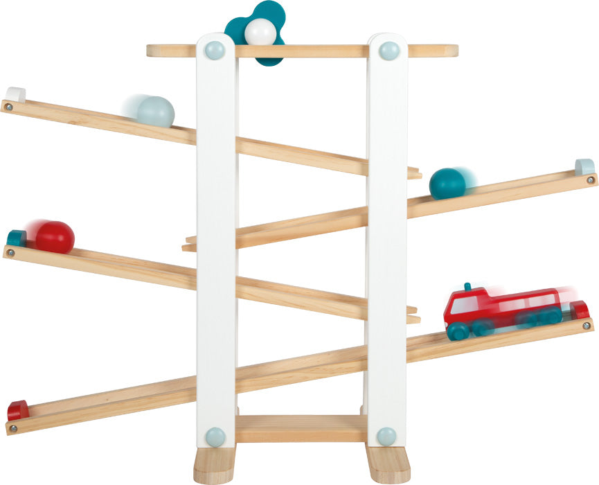 Detalhe do circuito de bolas small foot, mostrando as bolas em movimento nas rampas e o mecanismo de rotação. Brinquedo de madeira para crianças a partir dos 18 meses.
