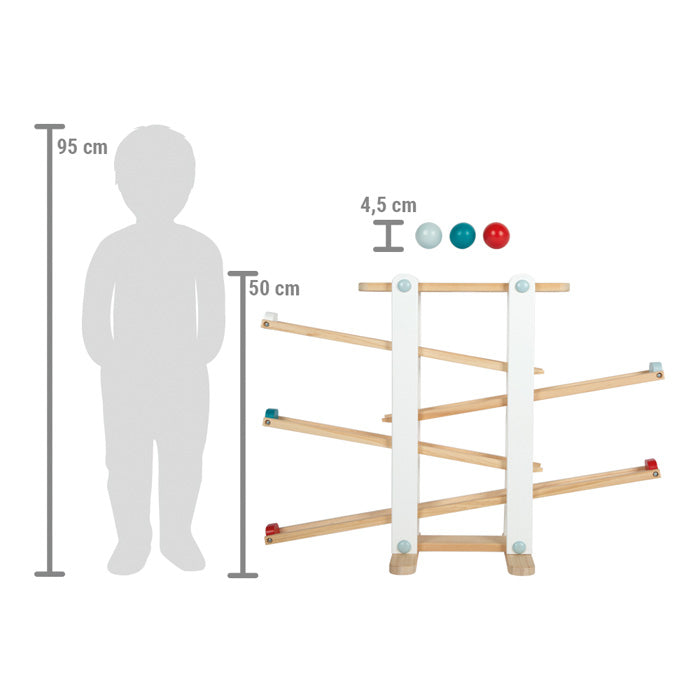 Imagem que compara as dimensões do circuito de bolas small foot com a altura de uma criança. Mostra o tamanho e a escala do brinquedo.