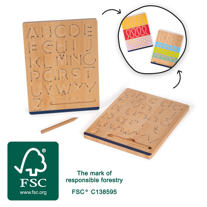 Conjunto de quadro de escrita small foot em madeira FSC, mostrando as duas tábuas com letras, números e padrões gravados, e os lápis incluídos. Ideal para crianças a partir dos 5 anos desenvolverem habilidades motoras finas.