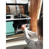 Criança a utilizar o lavatório da cozinha de brincar Small Foot, focando-se na torneira móvel e nas mãos a brincar com água imaginária.
