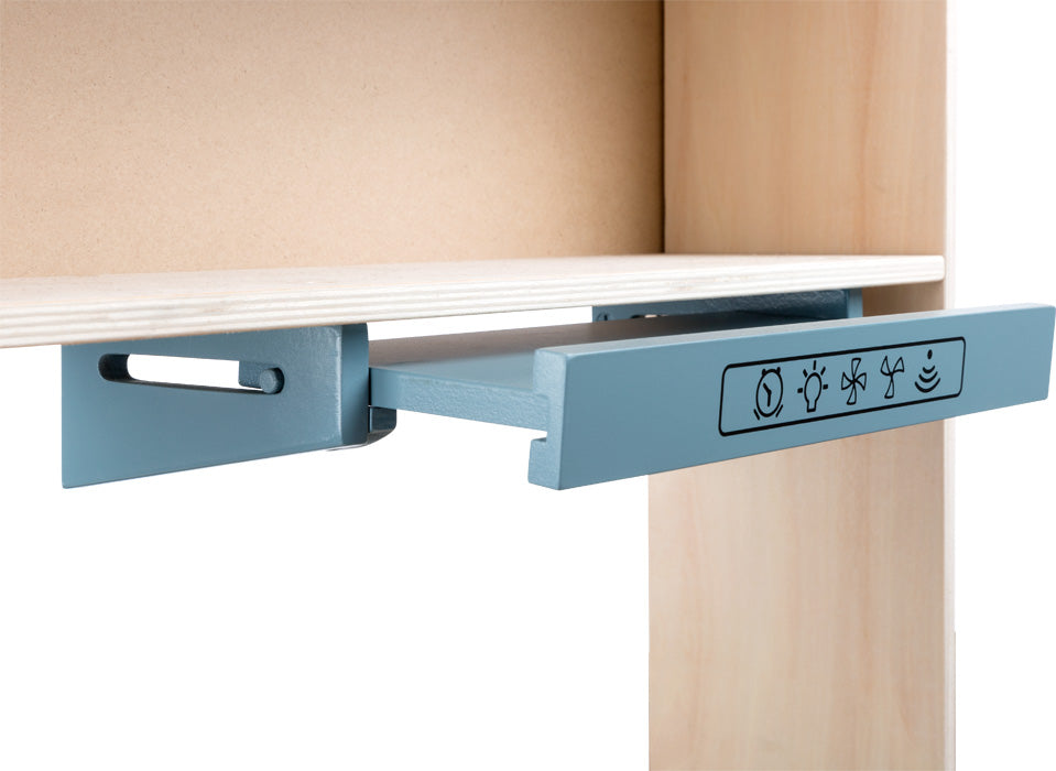 Detalhe do exaustor retrátil azul com símbolos de funções interativas na cozinha de brincar small foot.