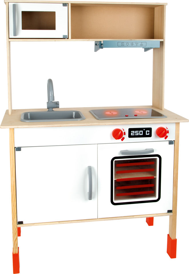 Cozinha de brincar moderna em madeira, branca e natural, com forno, fogão, micro-ondas e lavatório.