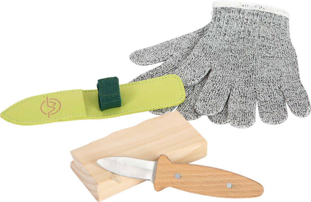 Faca de madeira e lâmina, luvas anti-corte, bainha verde e bloco de madeira para esculpir.