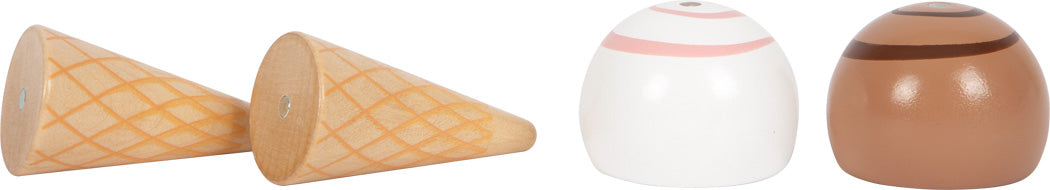 Close-up dos acessórios de madeira: dois cones com textura de waffle e duas bolas de gelado (baunilha e chocolate).