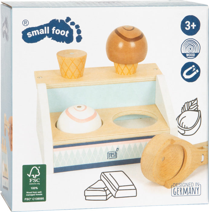 Embalagem da Gelataria Compacta small foot, destacando a madeira, idade 3+ e certificação FSC.