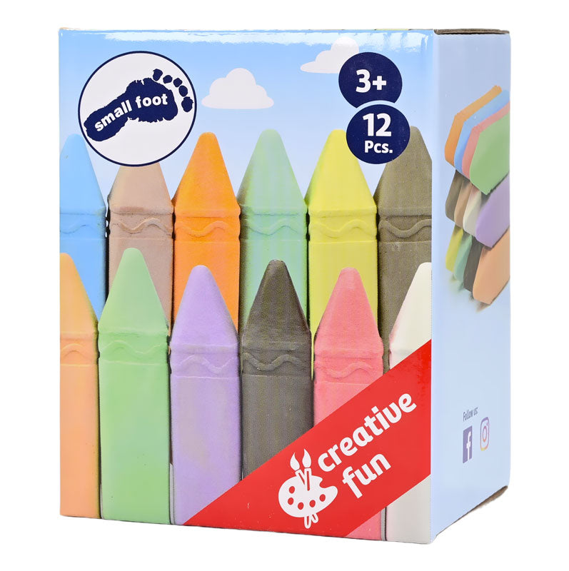 Detalhe dos 12 gizes de cores variadas da "small foot", mostrando a ponta cónica ideal para desenhar na rua.