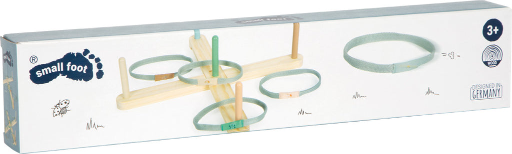 Jogo de argolas de madeira Small Foot montado em forma de cruz com 5 postes coloridos e 5 argolas de tecido, ilustrado com animais.