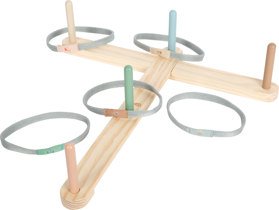 As 5 argolas de tecido macio do jogo de argolas, codificadas por cor para corresponder aos postes, prontas para lançar.