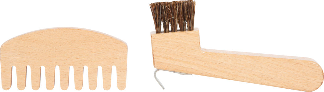 Conjunto de acessórios de madeira para cavalos: pente para crina e escovilhão de cascos com escova integrada, ambos em madeira natural.