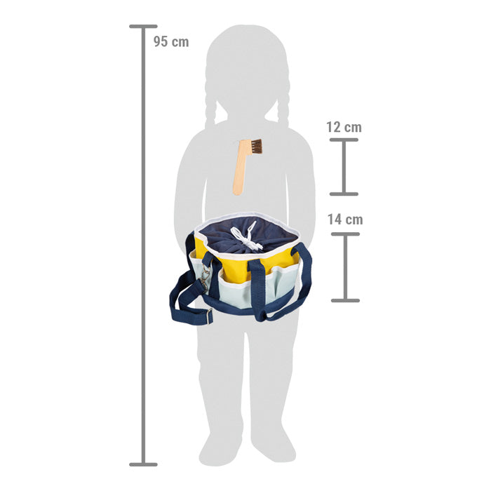 Esquema comparativo de tamanho da mala de cuidador de cavalos small foot, mostrando a proporção em relação à altura de uma criança de 95 cm.