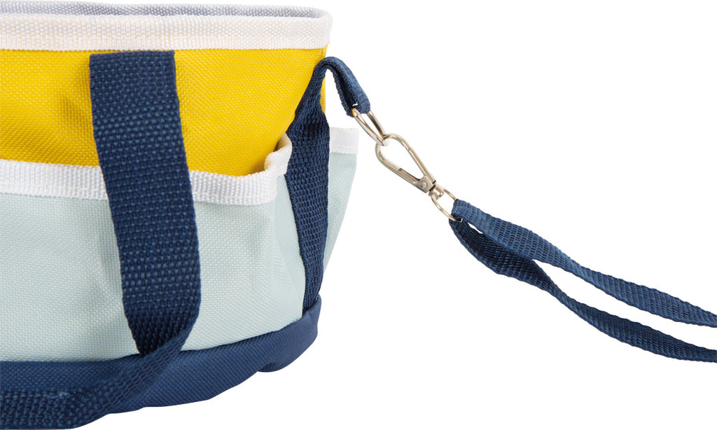 Vista lateral da mala de cuidador de cavalos small foot, destacando o gancho de metal que prende a alça de ombro à bolsa colorida.