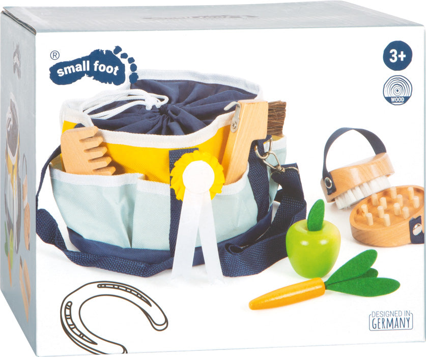 Embalagem do produto Small foot - Mala de Cuidador de Cavalos, mostrando a bolsa e os acessórios de madeira (maçã, cenoura, escovas) e o selo 3+.