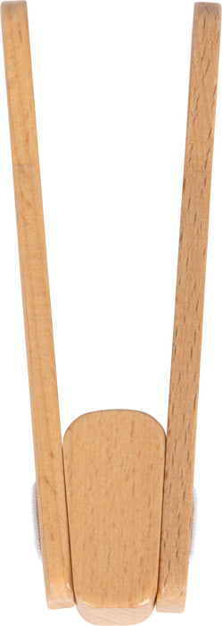 Pinça de servir em madeira natural, com articulação simples, parte do conjunto de cozinha de brincar.