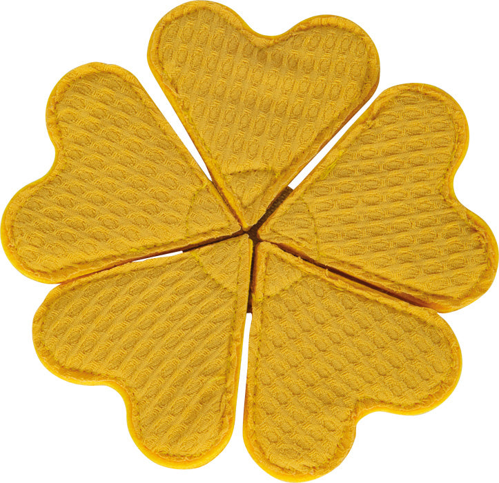 Waffle de brincar em tecido amarelo, com textura de piqué, dividido em cinco secções de coração unidas por velcro.
