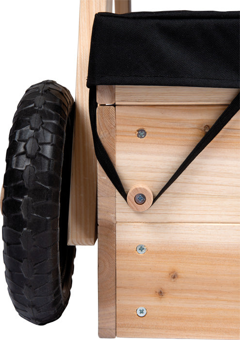 Detalhe da roda robusta e do elástico preto que fixa a cobertura de tecido Oxford à estrutura de madeira da caixa de areia Small Foot.
