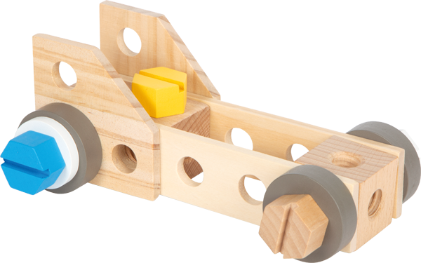 Carro de corrida de madeira construído com as peças do conjunto Small Foot, demonstrando um dos modelos possíveis com rodas e parafusos grandes.