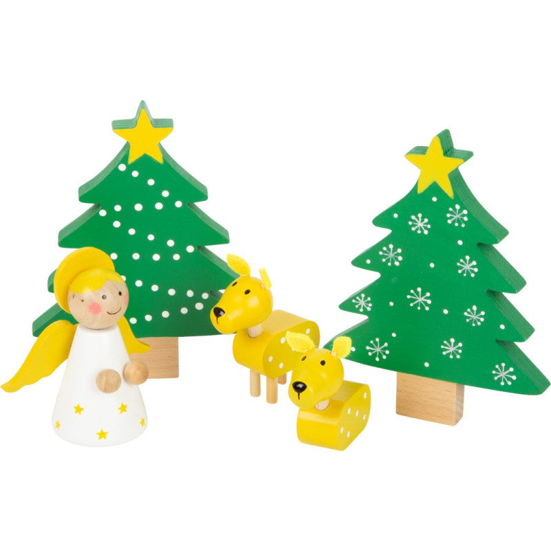 Anjo e veados amarelos de madeira, junto a árvores de Natal, do conjunto de Natal Small Foot.