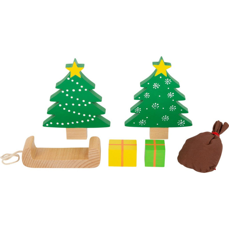 Duas árvores de Natal, trenó de madeira, e sacola de presentes, parte do conjunto de Natal Small Foot.