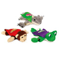 Conjunto de três peluches voadores Small Foot: macaco, rã e esquilo, vestidos com capas coloridas de super-herói, prontos para serem lançados.
