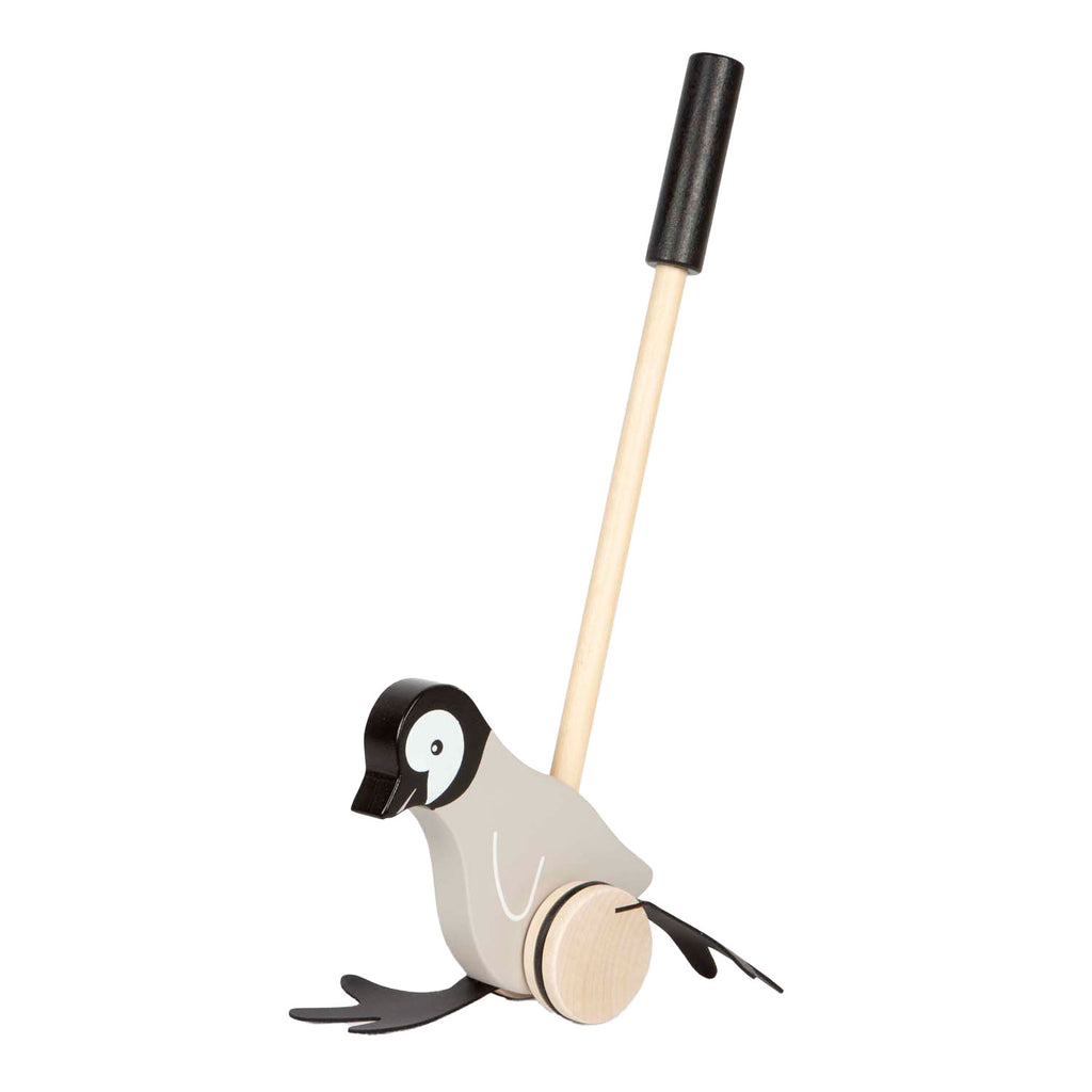 Pinguim de empurrar em madeira da small foot, visto de frente, com cores suaves e patas articuladas, pronto para acompanhar os primeiros passos.