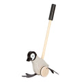 Pinguim de empurrar em madeira da small foot, visto de frente, com cores suaves e patas articuladas, pronto para acompanhar os primeiros passos.