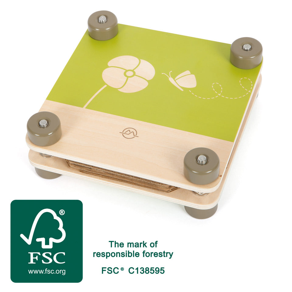 Prensa de flores Small Foot com certificação FSC, mostrando a estrutura de madeira e a tampa decorada com flor e borboleta.