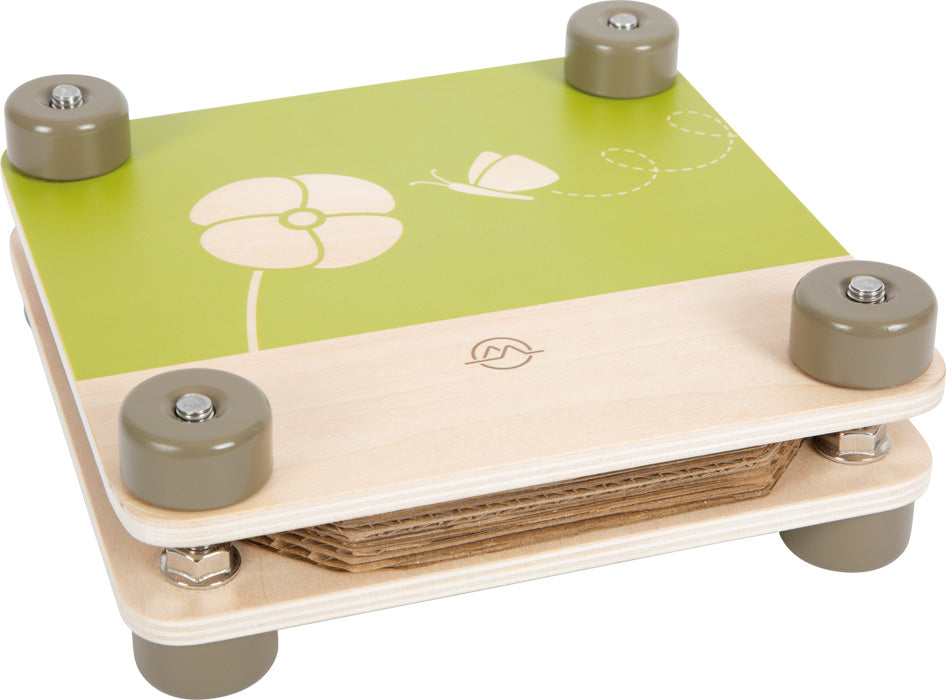 Prensa de flores Small foot montada, com topo verde decorado com flor e borboleta, e camadas de cartão visíveis na lateral.