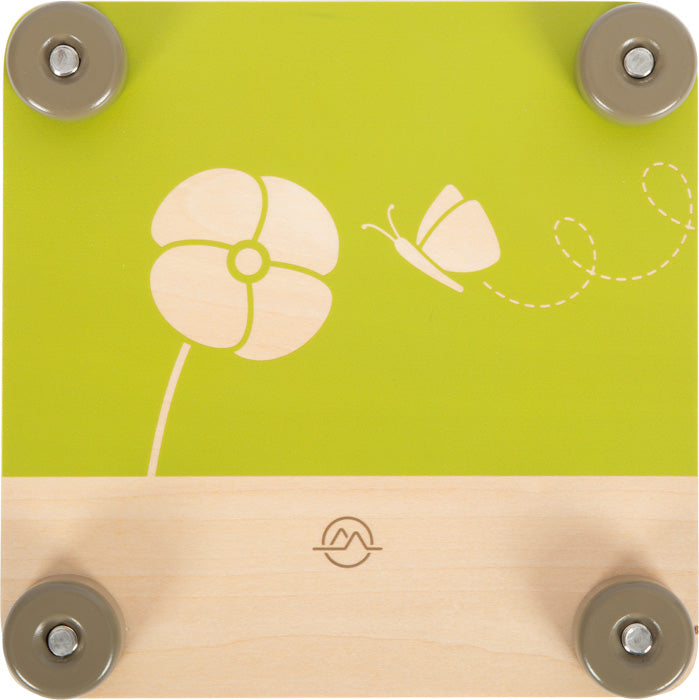 Detalhe da tampa superior da prensa de flores de madeira, com fundo verde-lima e ilustrações de uma flor e uma borboleta em branco.