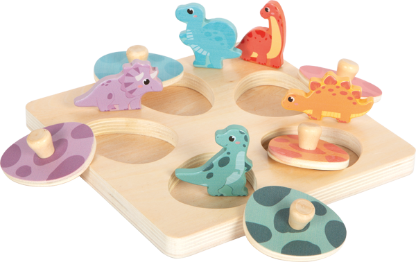 Vista em ângulo do Puzzle de Memória Dino da Small foot, mostrando as peças de dinossauro e os ovos coloridos. Brinquedo educativo e divertido para crianças.