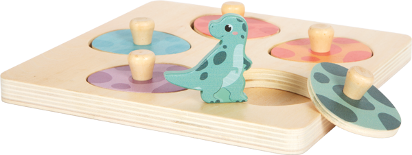 Detalhe do Puzzle de Memória Dino da Small foot, mostrando uma peça de dinossauro encaixada no tabuleiro. Ilustra a interação do jogo.