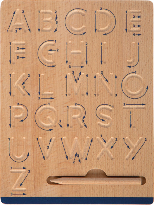 Close-up da tábua de madeira com letras, destacando a gravação em relevo e as setas que guiam a escrita.  Excelente para o desenvolvimento da coordenação motora fina.