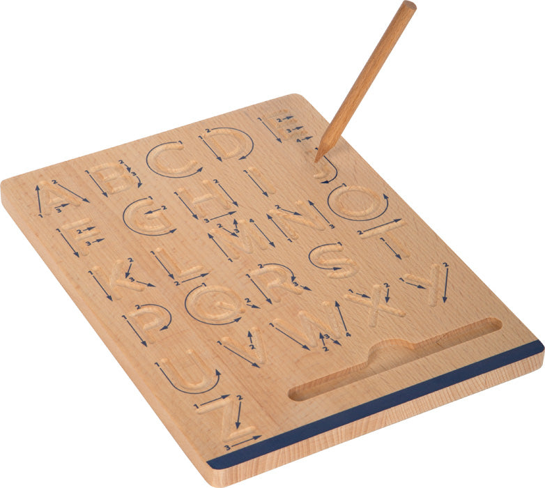 Detalhe da tábua de madeira com letras maiúsculas e minúsculas gravadas, com setas indicando a direção da escrita.  Material de alta qualidade e design Montessori.