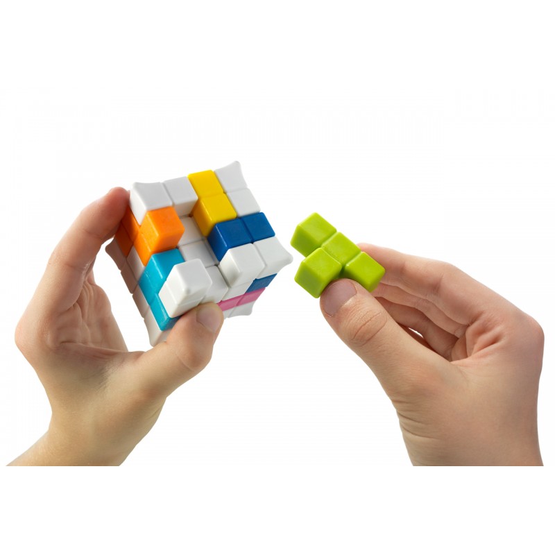 Mãos a montar o SmartGames Cubo Plug & Play Puzzle, mostrando a interação e o processo de resolução do puzzle.