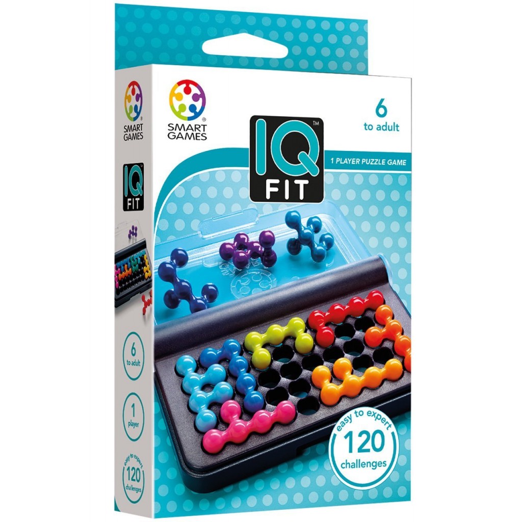 Jogo SmartGames IQ Fit com tabuleiro fechado e 12 peças 3D coloridas, pronto para jogar.