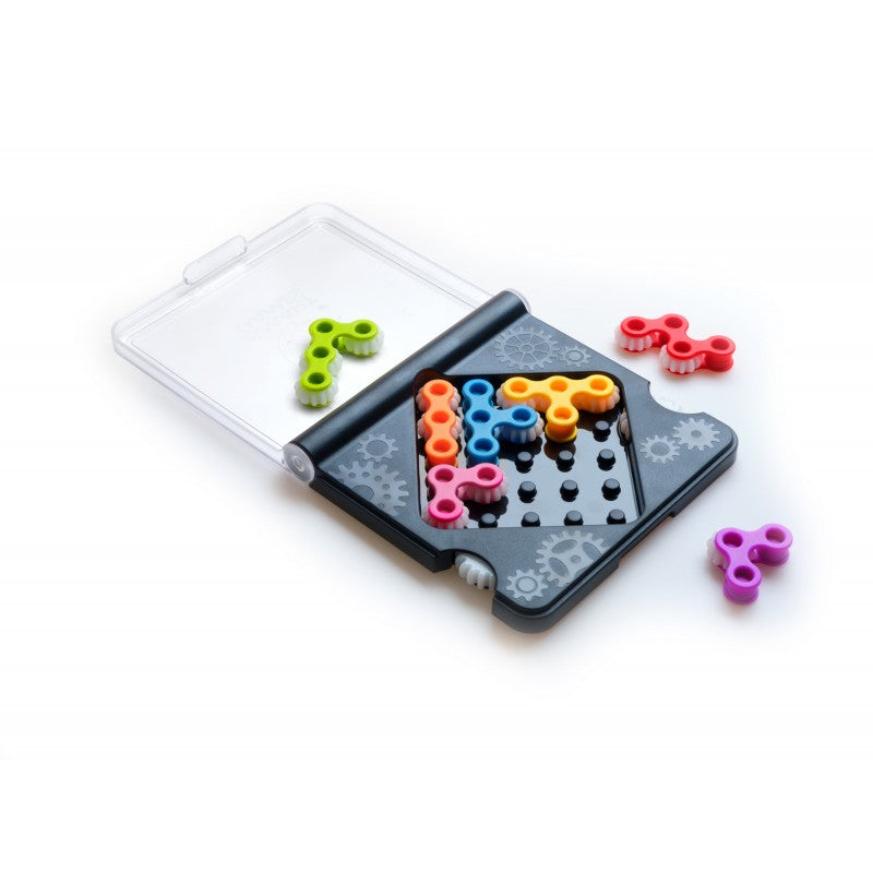 Tabuleiro de jogo IQ Gears aberto, com algumas peças de engrenagem coloridas encaixadas e outras soltas.
