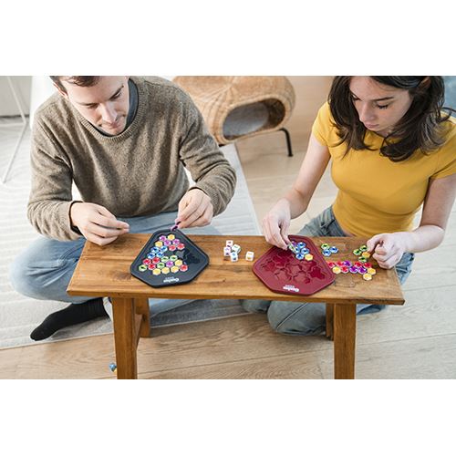 Criança (cerca de 10 anos) concentrada a resolver um puzzle IQ Matrix, demonstrando o uso individual do jogo.