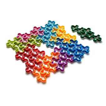 Close-up das 9 peças de encaixe coloridas do IQ Matrix, com formas geométricas variadas, prontas a serem colocadas no tabuleiro.