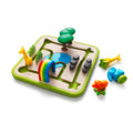 Detalhe do jogo SmartGames Safari Park Jr., mostrando o tabuleiro de jogo e as peças coloridas dos animais. Um jogo de lógica e raciocínio para crianças.