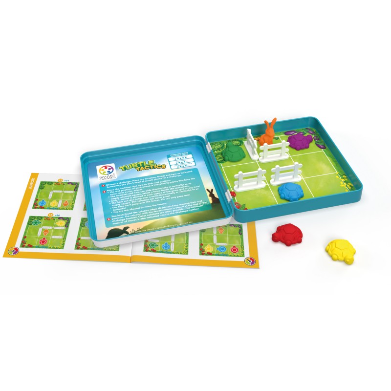 Imagem do jogo SmartGames Turtle Tactics aberto, mostrando o tabuleiro, as peças magnéticas e o livreto com os desafios.