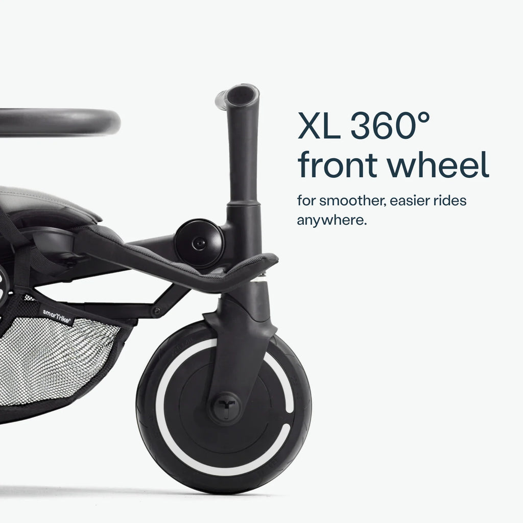 Close-up da roda dianteira XL de 360° do SMARTRIKE Traveler, com texto a indicar "XL 360° front wheel" para passeios mais suaves.