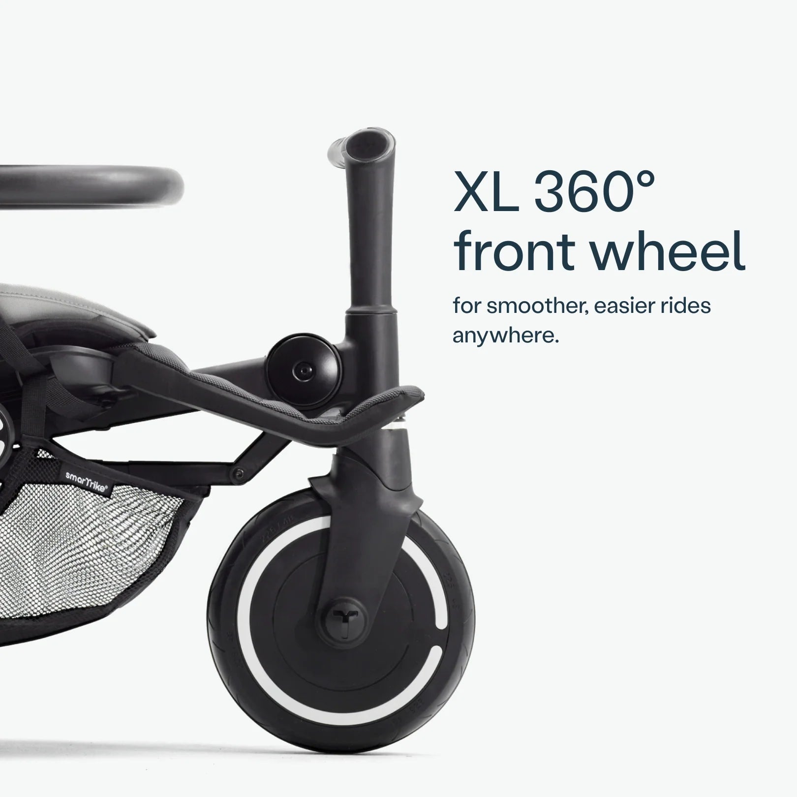 Close-up da roda dianteira XL de 360° do SMARTRIKE Traveler, com texto a indicar "XL 360° front wheel" para passeios mais suaves.