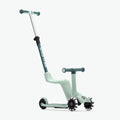 SMARTRIKE XTEND MINI-RIDE Sage Green trotinete evolutiva em modo 'ride-on' com assento e luzes LED nas rodas dianteiras.
