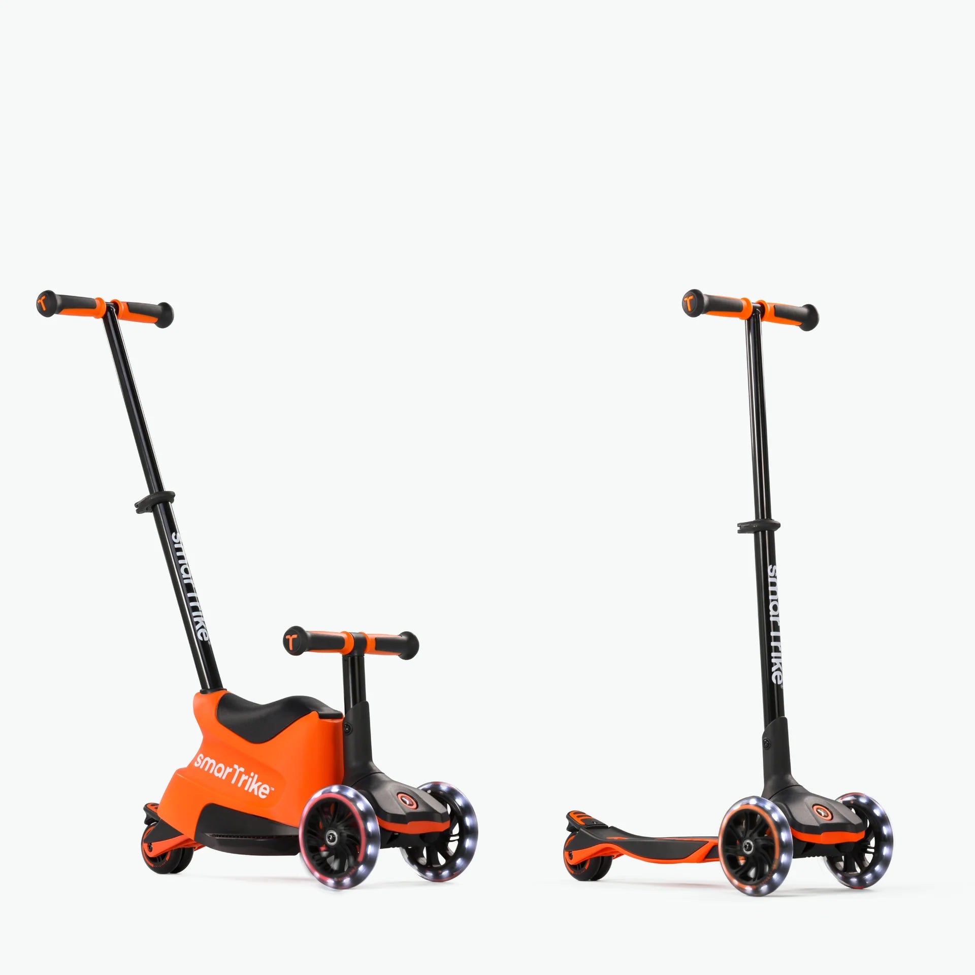 Comparação das transformações da trotinete Smartrike Xtend: modo ride-on com assento (esquerda) e modo trotinete independente (direita), ambas com luzes LED.