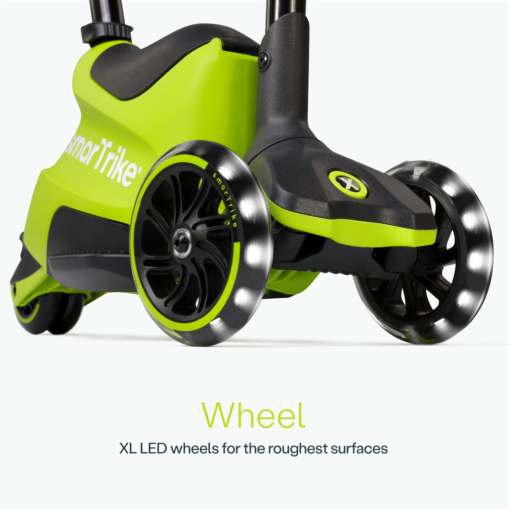 Detalhe das rodas XL com iluminação LED da Smartrike Xtend, mostrando a robustez para superfícies irregulares.