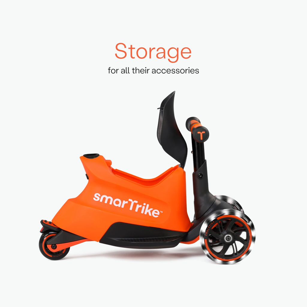 Detalhe do compartimento de armazenamento da trotinete Smartrike Xtend, mostrando a tampa aberta sobre a base laranja, ideal para guardar acessórios.