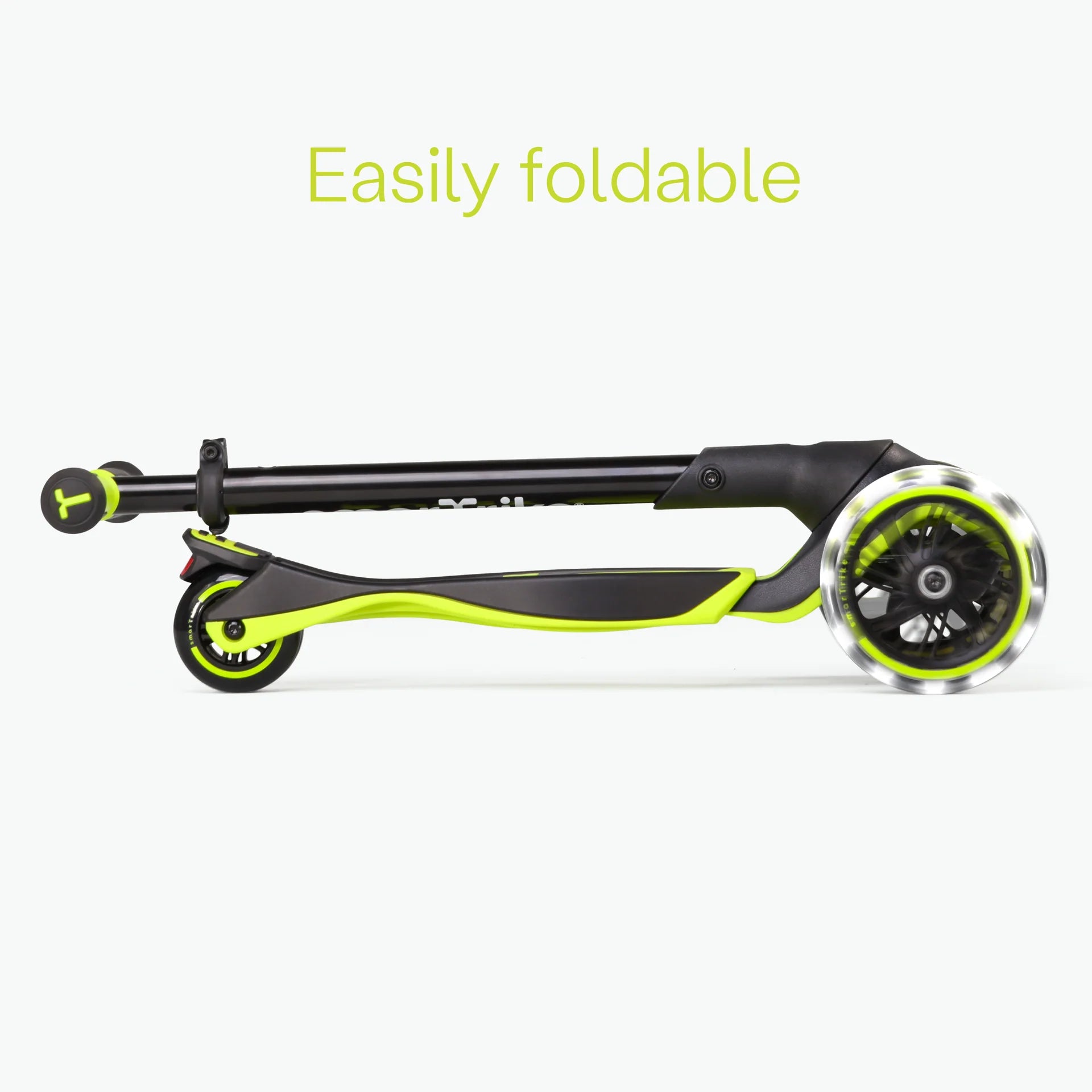 Trotinete Smartrike Xtend dobrada, mostrando o mecanismo de dobragem fácil e as rodas LED extra-grandes com iluminação verde-lima.