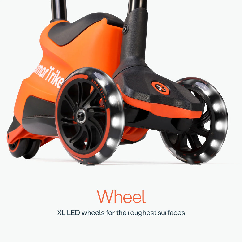 Detalhe da base e rodas XL com iluminação LED da trotinete evolutiva Smartrike Xtend em cor laranja e preto.