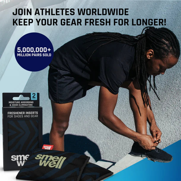 Atleta a atar os atacadores, com a embalagem do SmellWell Active e sacos em primeiro plano, destacando mais de 5 milhões de pares vendidos.